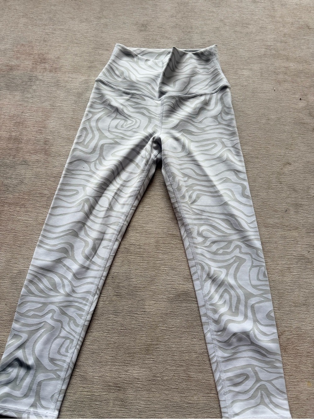 Alo Yoga Grey White Zebra Pattern Cropped High Waist Leggings XS